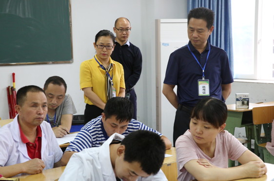 �ϳ��о���ä�˱�����Ħʦ��������