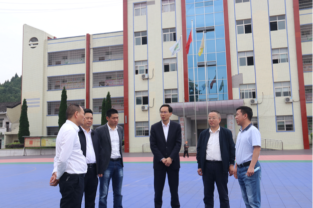��ϵ�м���ͯ �ذ������������������ί����ǡ��س���ǿ�����������ѧУ���в������м���ͯ