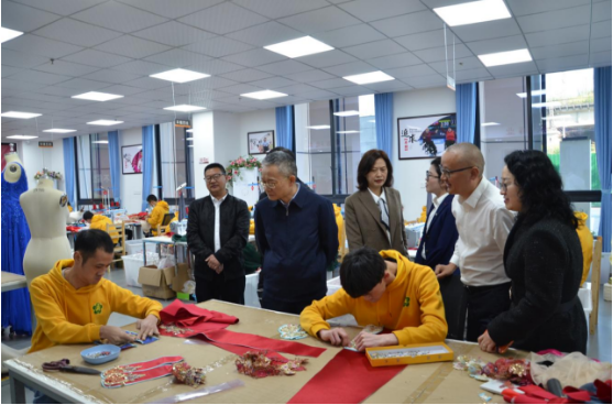 վ��ıԶ���¾� ����ǰ���ٳ��������ϳ��в���������ǡ����³��Ű�յ�Ӫɽ����ָ������